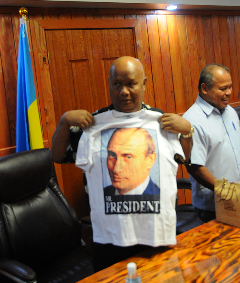 Спикер Палаты депутатов Национального конгресса С,Анастасио с удовольствием примерил футболку с изображением Владимира Путина