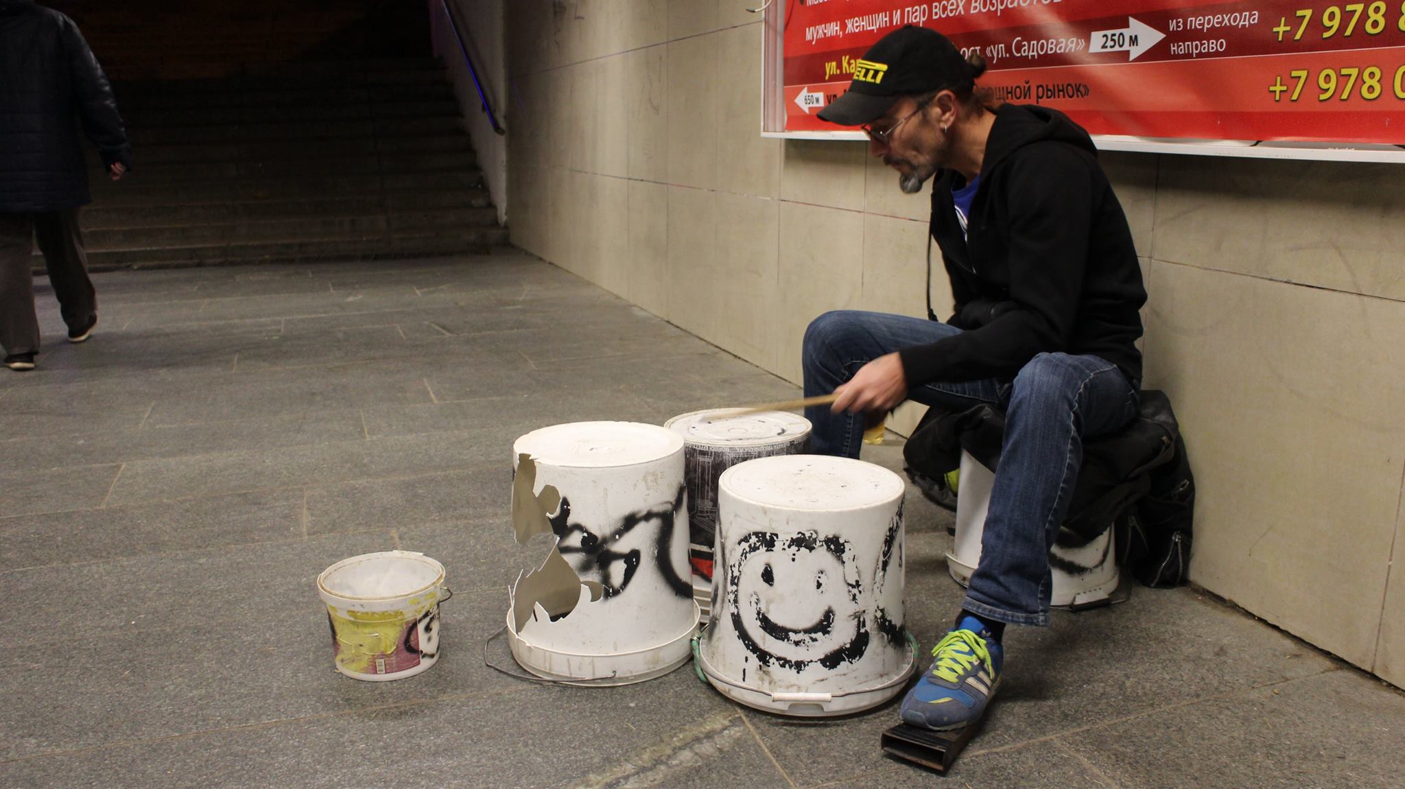 Уличные барабанщики будут выступать по графику.