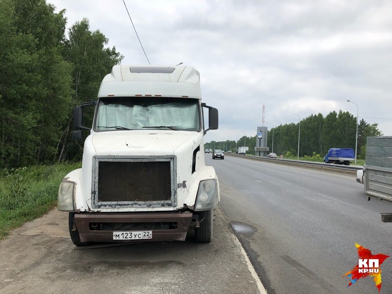 Автомобиль стоит на обочине уже полтора месяца