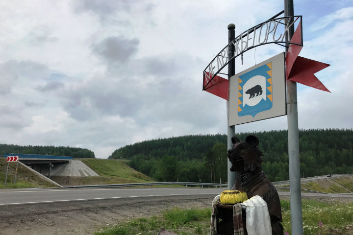 Хозяин города гостей встречает караваем