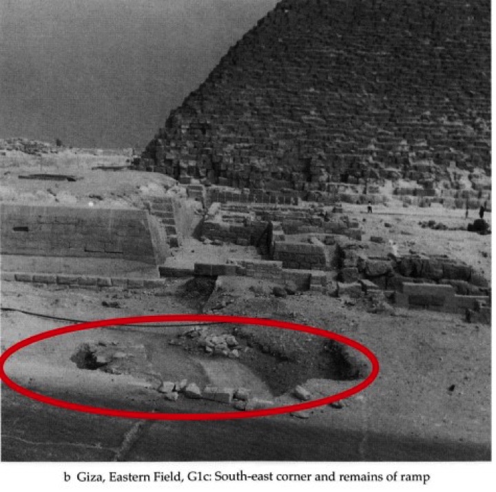 Руины пандуса у пирамиды Хеопса.