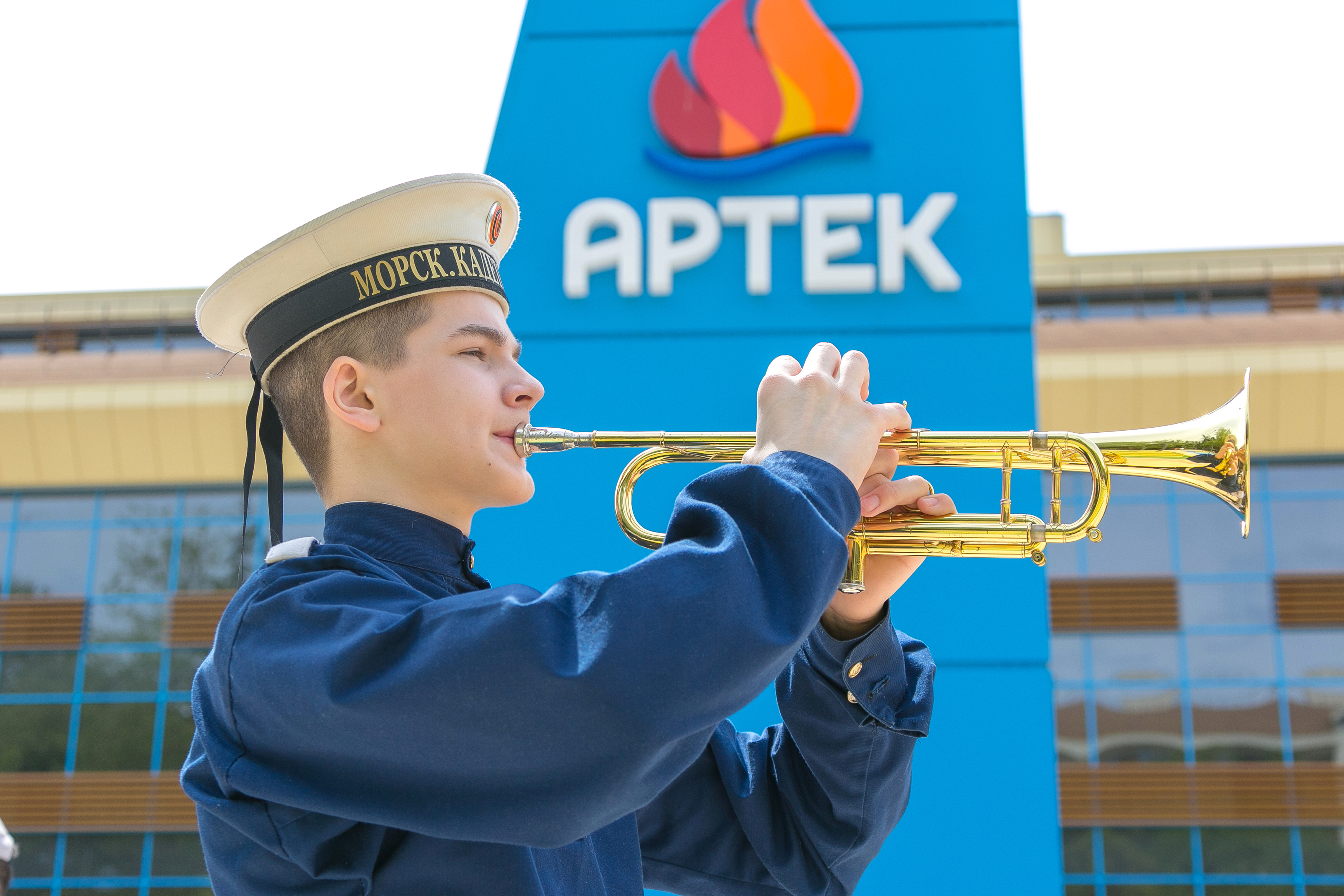 Мелодия горна, звучащая в полдень, - одна из самых старых традиций "Артека". Фото: пресс-центр МДЦ «Артек».