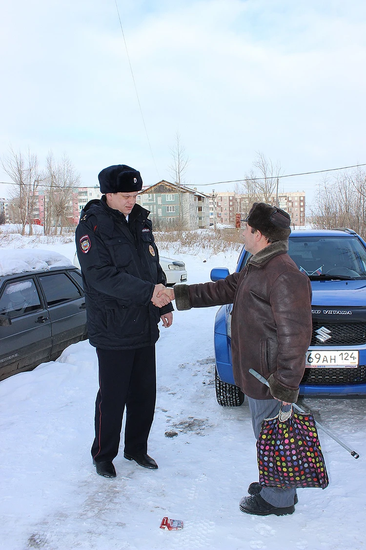 Маски не было – прикрывался бушлатом»: участкового, который вывел из пожара  49 человек, наградили медалью - KP.RU