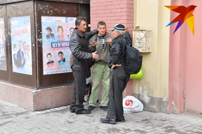 Бомжа в Уфе можно встретить, где угодно: остановки, вокзал, у киосков и городских урн