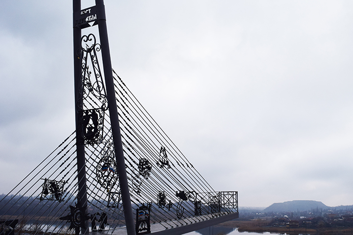 Мост дружбы - излюбленное место влюблённых пар, которые оставляют здесь замочки со своими именами