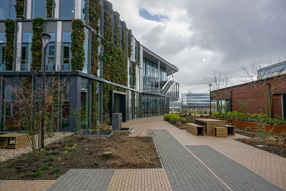 Здание офиса Poly снаружи.