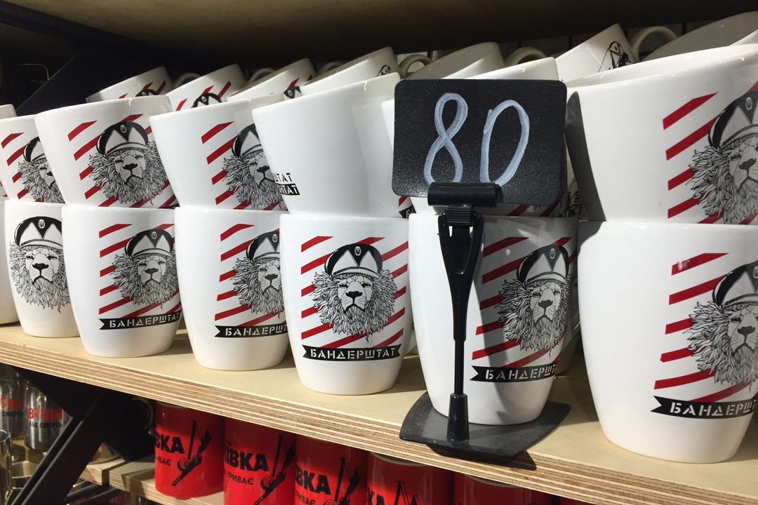 Сувенирная продукция кафе, стилизовано под подполье УПА*. Фото: Анастасия МАТВЕЕВА