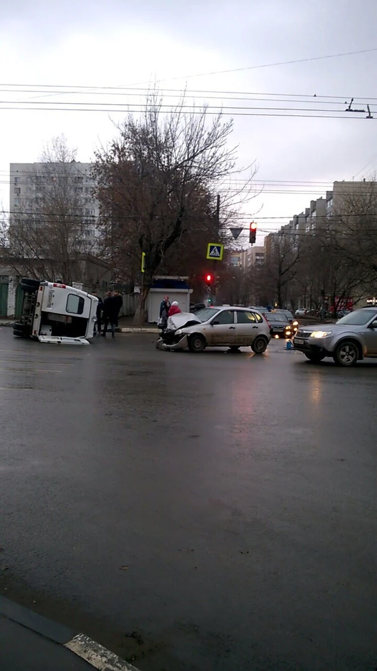 Жуткое ДТП в Нижнем Новгороде: «Лада Калина» опрокинула машину скорой  помощи - KP.RU