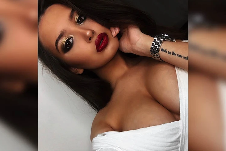 Rus yigiti entrywayda yosh bokira qizni sikadi.