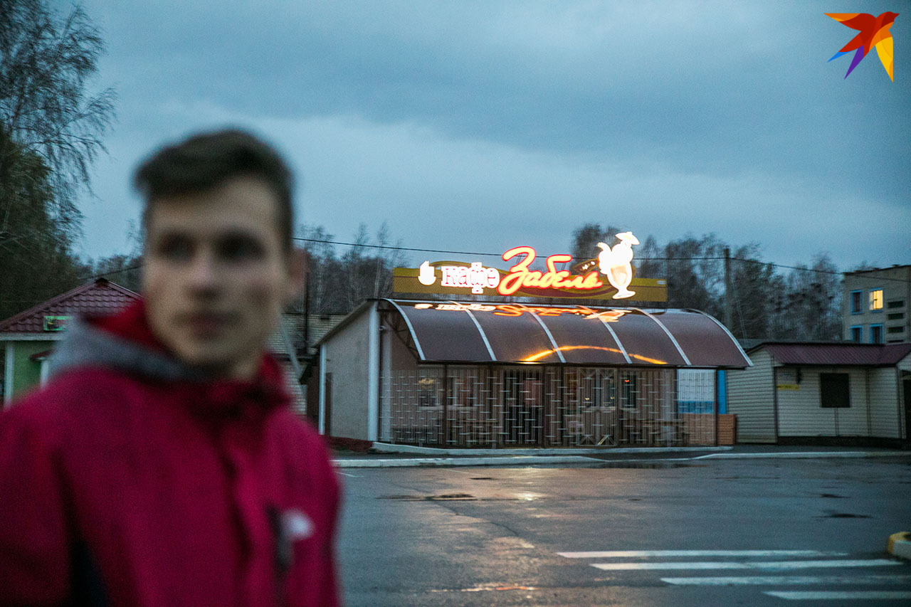 Ближе к вечеру на улицах появляется народ.