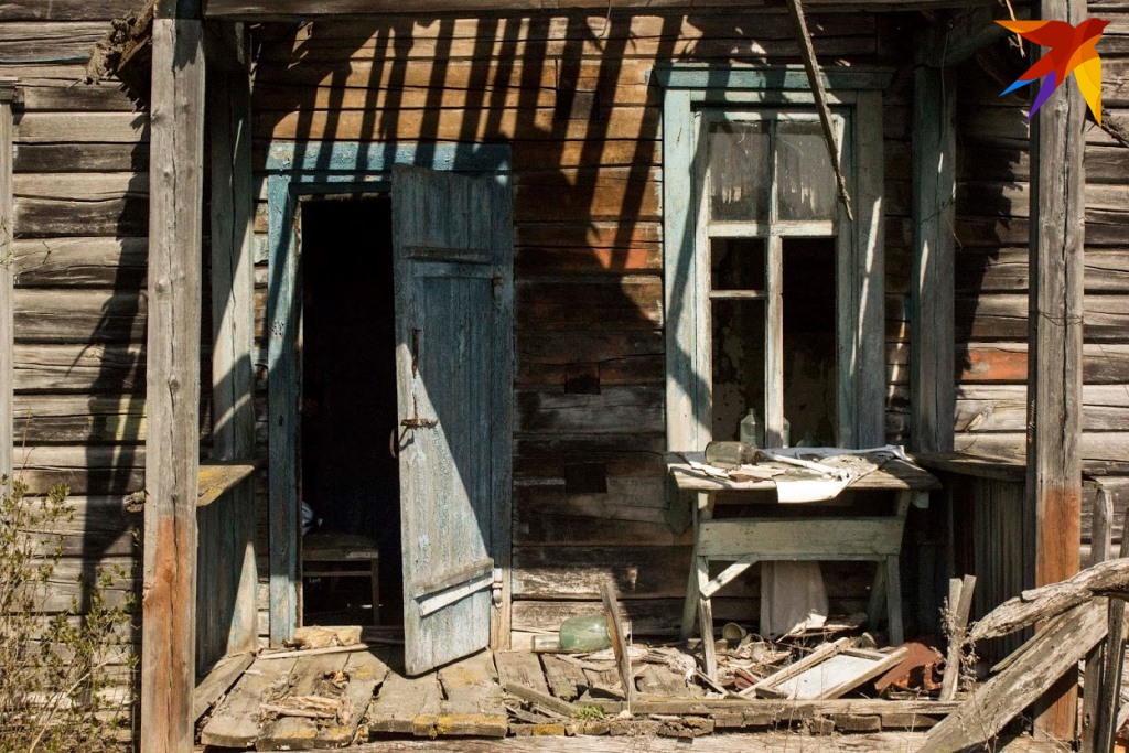 В дома нужно заходить с опаской. Кое-где прогнил пол, да и дикие животные часто ночуют там.