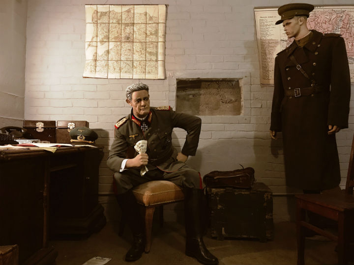 . и аскетичный бункер Отто Ляша.