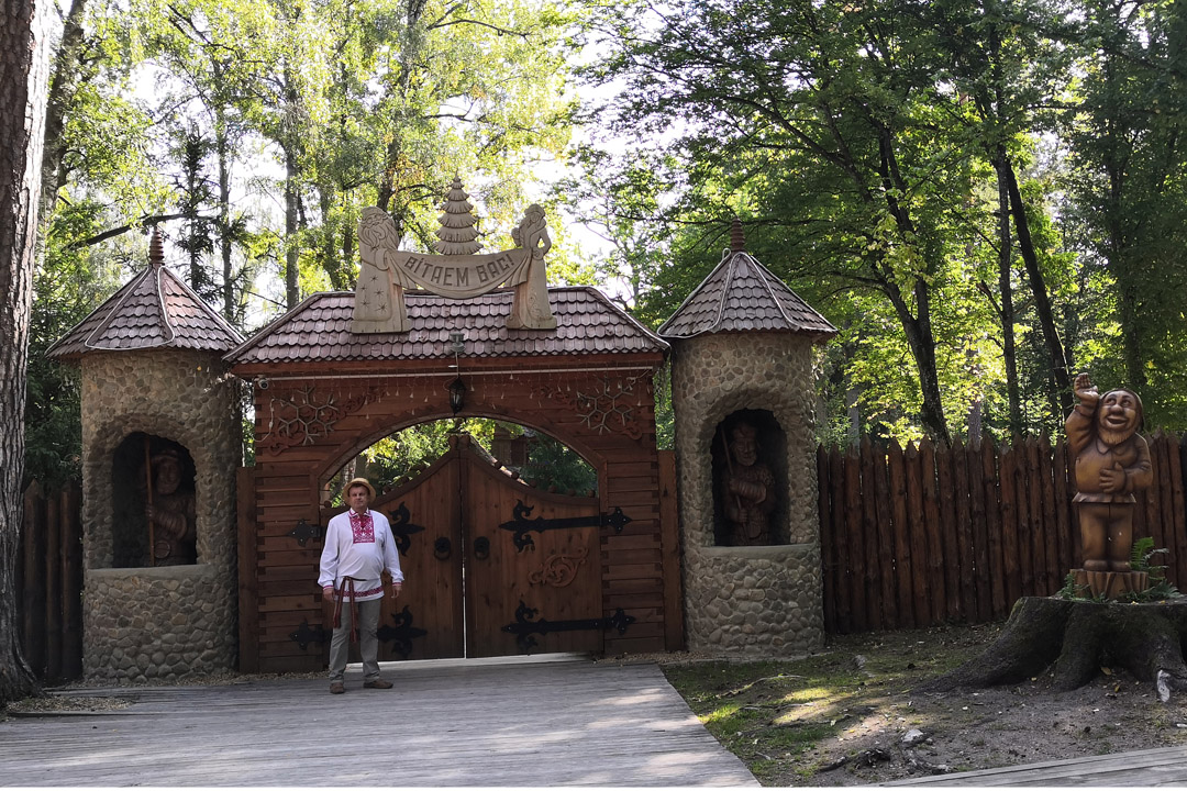 Мимо поместья Деда Мороза не проедешь!