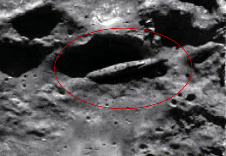 Корабль пришельцев, обнаруженный на Луне. Его летел обследовать экипаж "Аполлона-20".