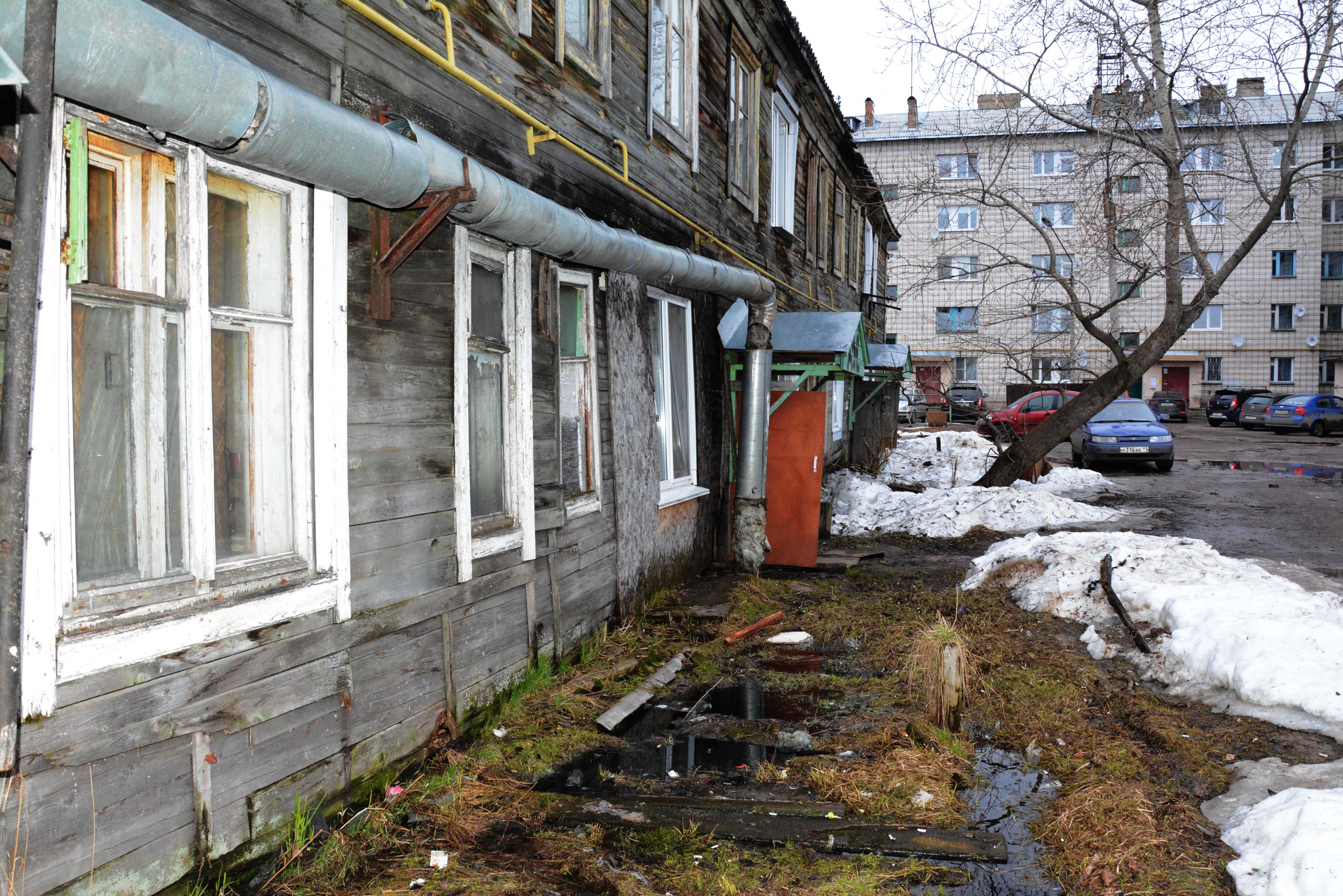 В Сыктывкаре пугающее количество разваливающихся деревяшек