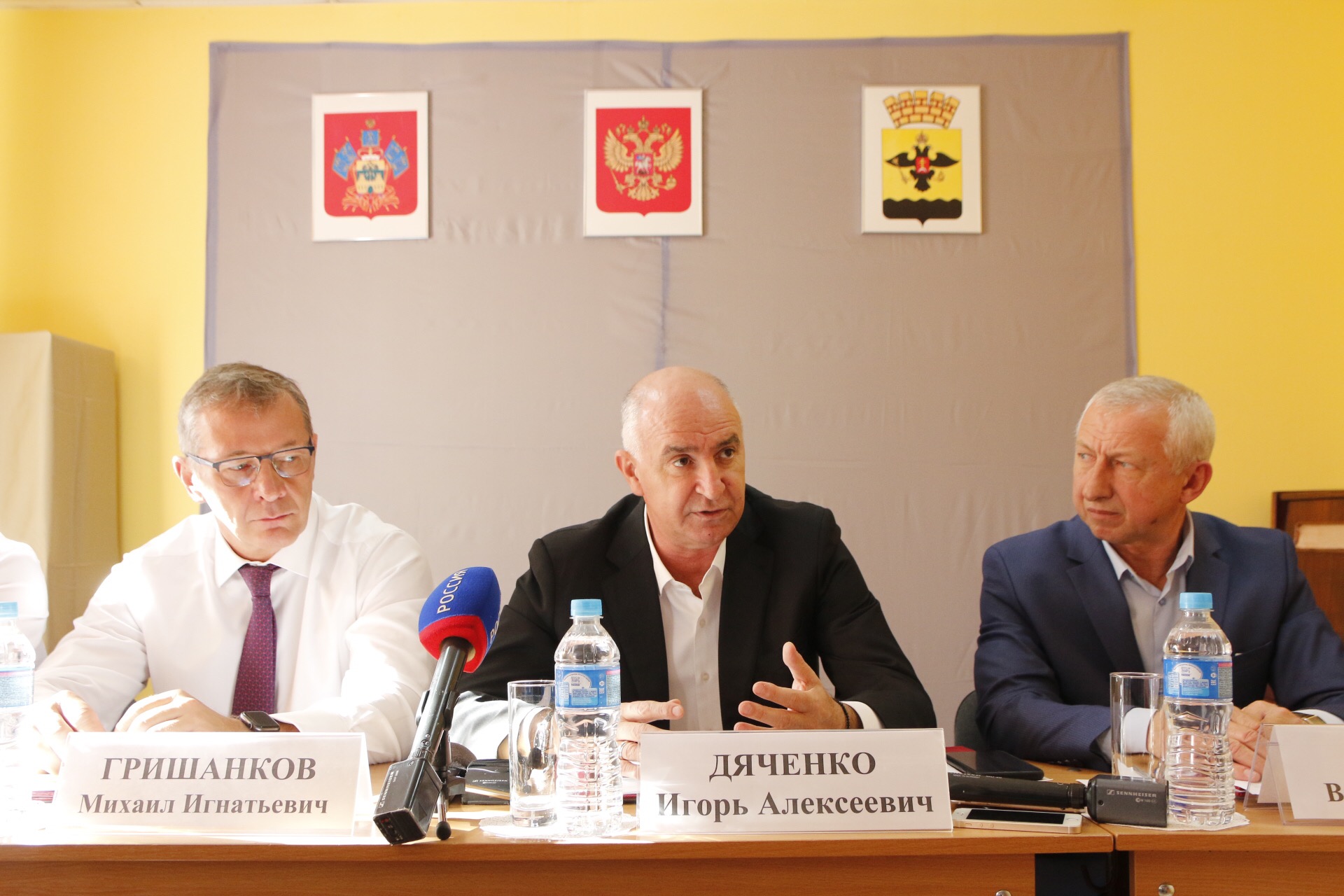 На встрече с жителями поселка заместитель генерального директора КТК Михаил Гришанков