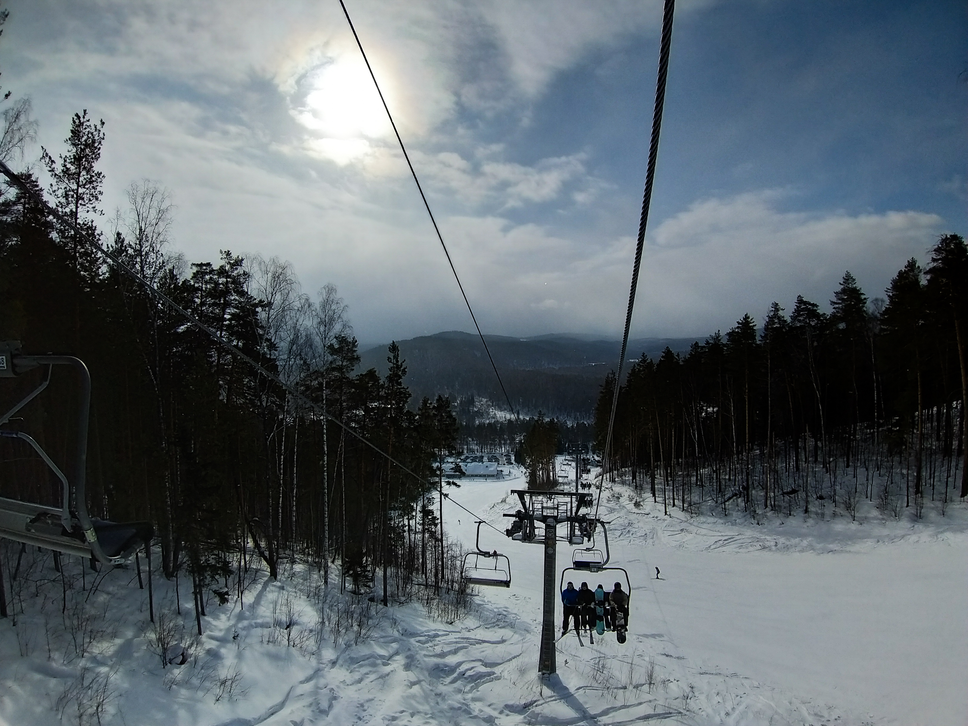 На территории Центра активного отдыха «Евразия» действует удобный 4-х местный кресельный подъемник.