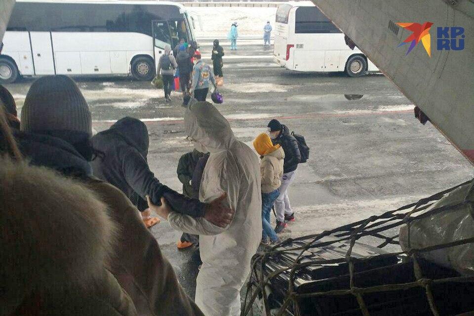 Так людей выводили из самолета