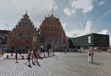 Музей оккупации в Латвии устраивают со вкусом - в бывшем Музее красных латышских стрелков (черное здание справа). Зато в самом центре Риги - рядом со старой городской ратушей.