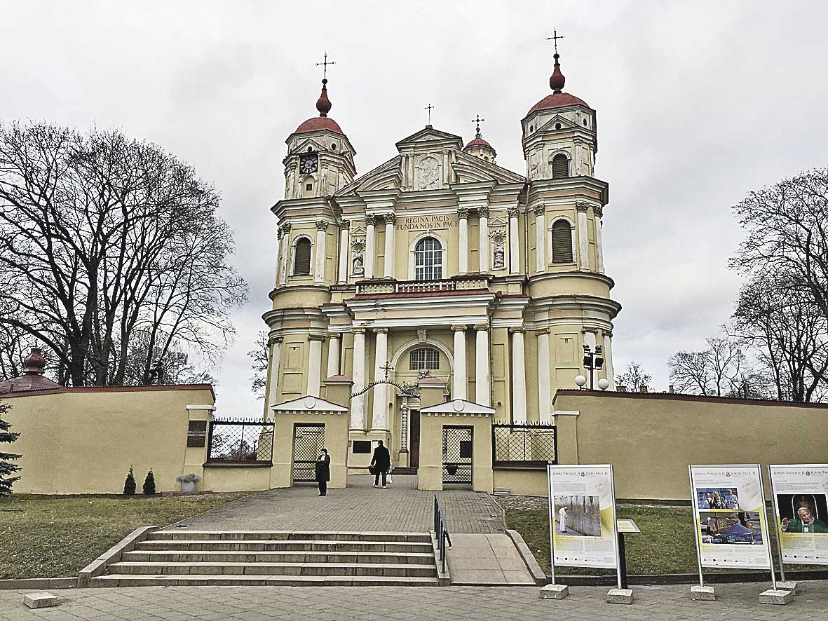 Костел Святых Петра и Павла в Вильнюсе. Внутри необычный барельеф.