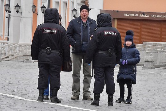 С детьми не стоит выходить на детские площадки и гулять в дали от дома.