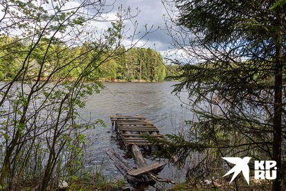 Попасть на остров нельзя - там детский лагерь, который сейчас закрыт (Ногинский район).
