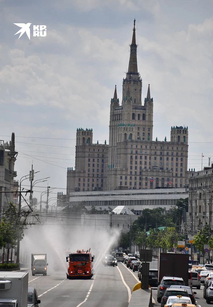 Жара в Москве: На улицы выехали все поливальные машины - KP.RU