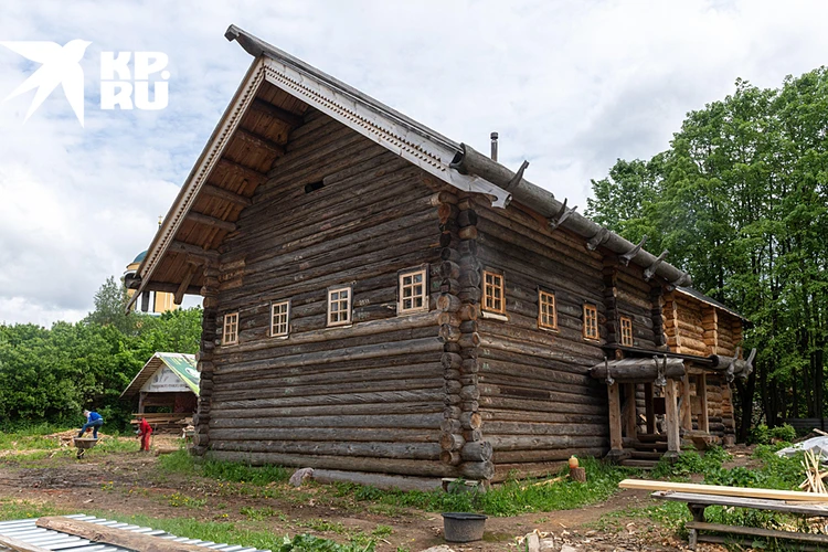 Курные избы. Северная курная изба. Курная изба в Воздвиженском. Курная изба 17 век. Село Воздвиженское музей курной избы.