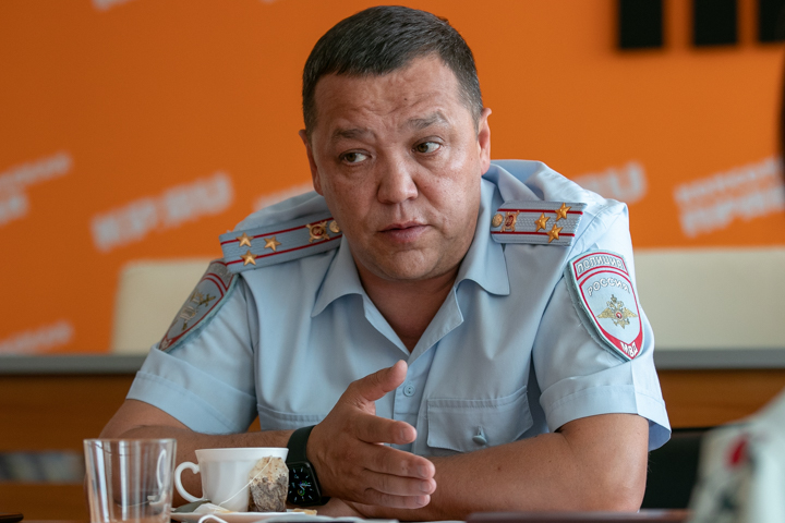 Главный гаишник на уровне интуиции подмечает нарушителей, просто двигаясь в транспортном потоке