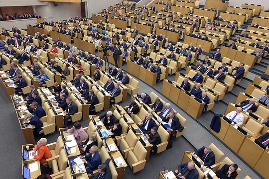 Депутаты хоть и зарабатывают по 400 тысяч рублей в месяц, но пенсия у них рассчитывается от денежного вознаграждения