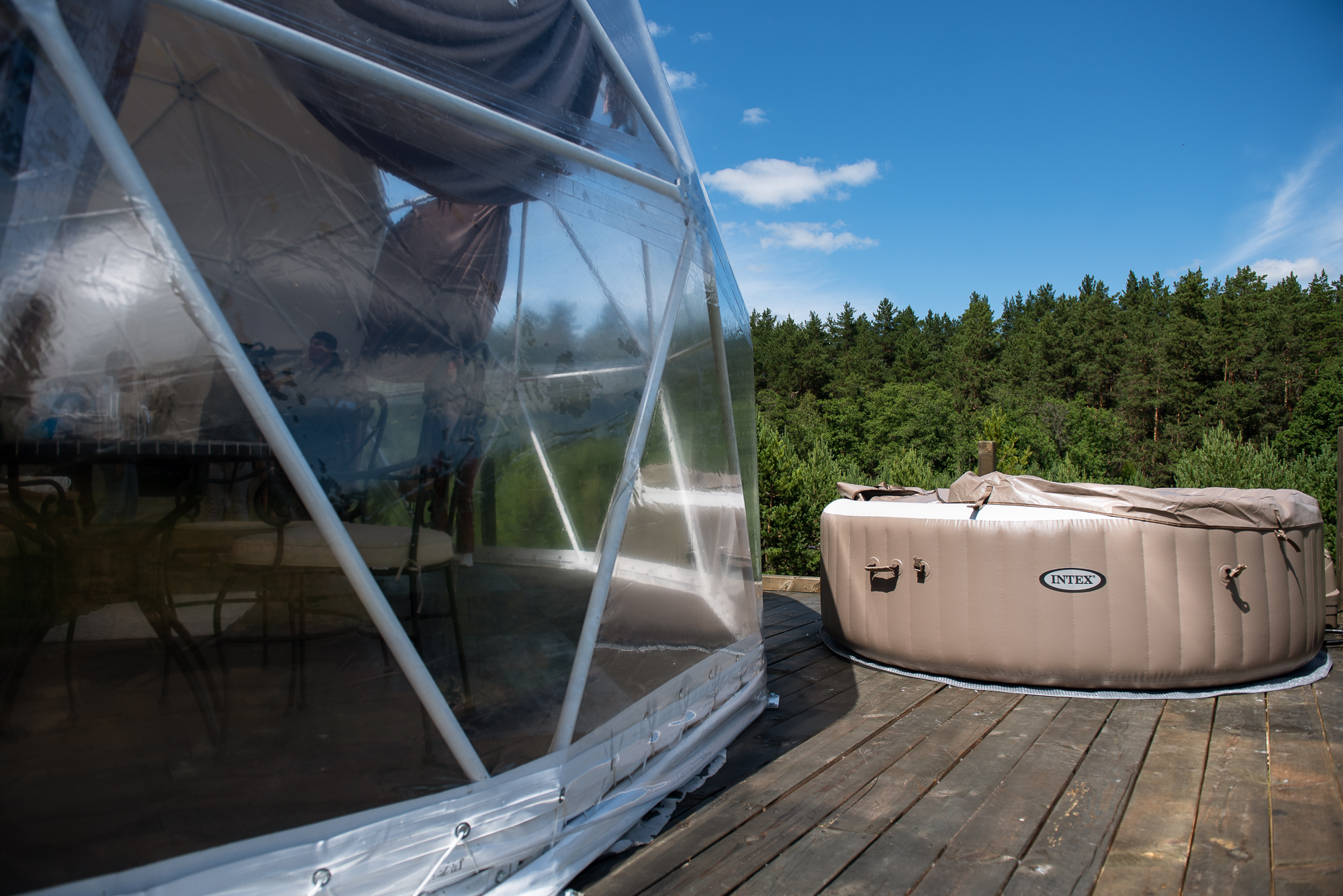 Купаться можно в живописном озере в ста метрах от домов, или в таких вот джакузи с подогревом воды.