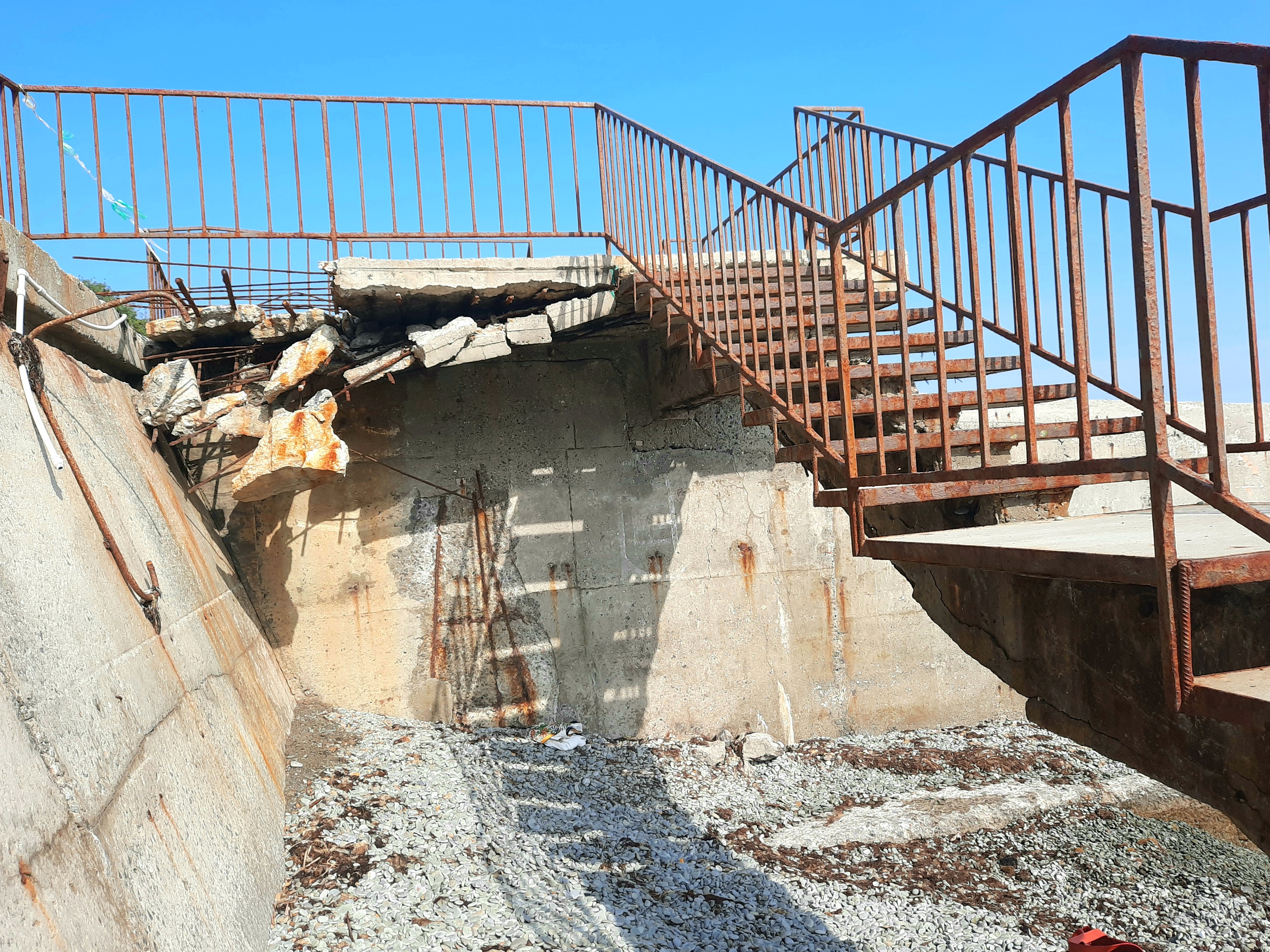 Шторма разбивают не только пляжи, но и спуски к ним