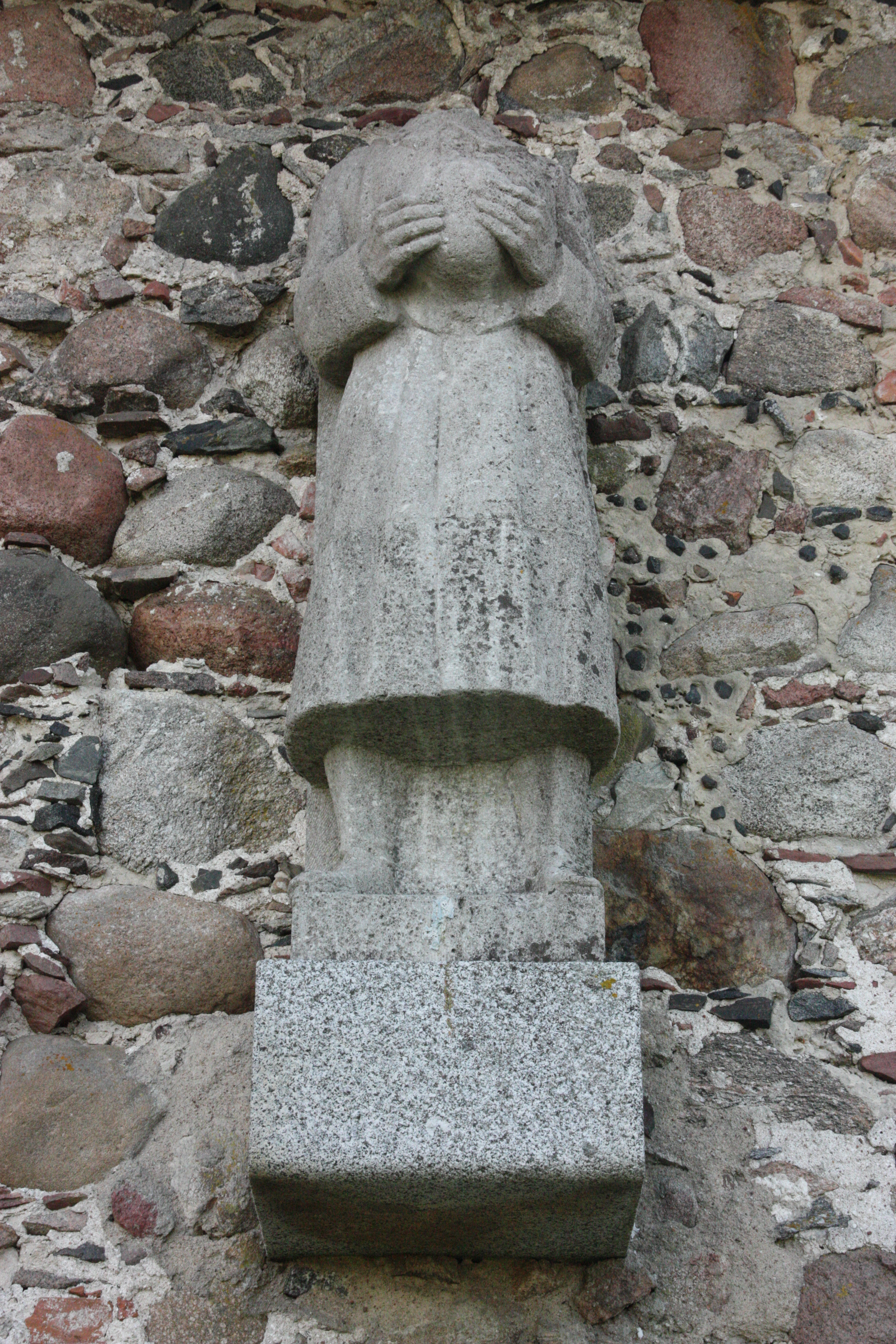 Безголовый памятник посвящен погибшим во время Первой Мировой солдатам.