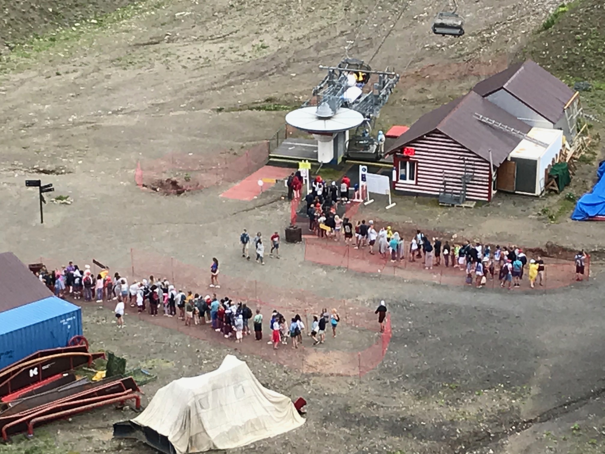 На горных курортах Красной Поляны очереди в сотни человек.