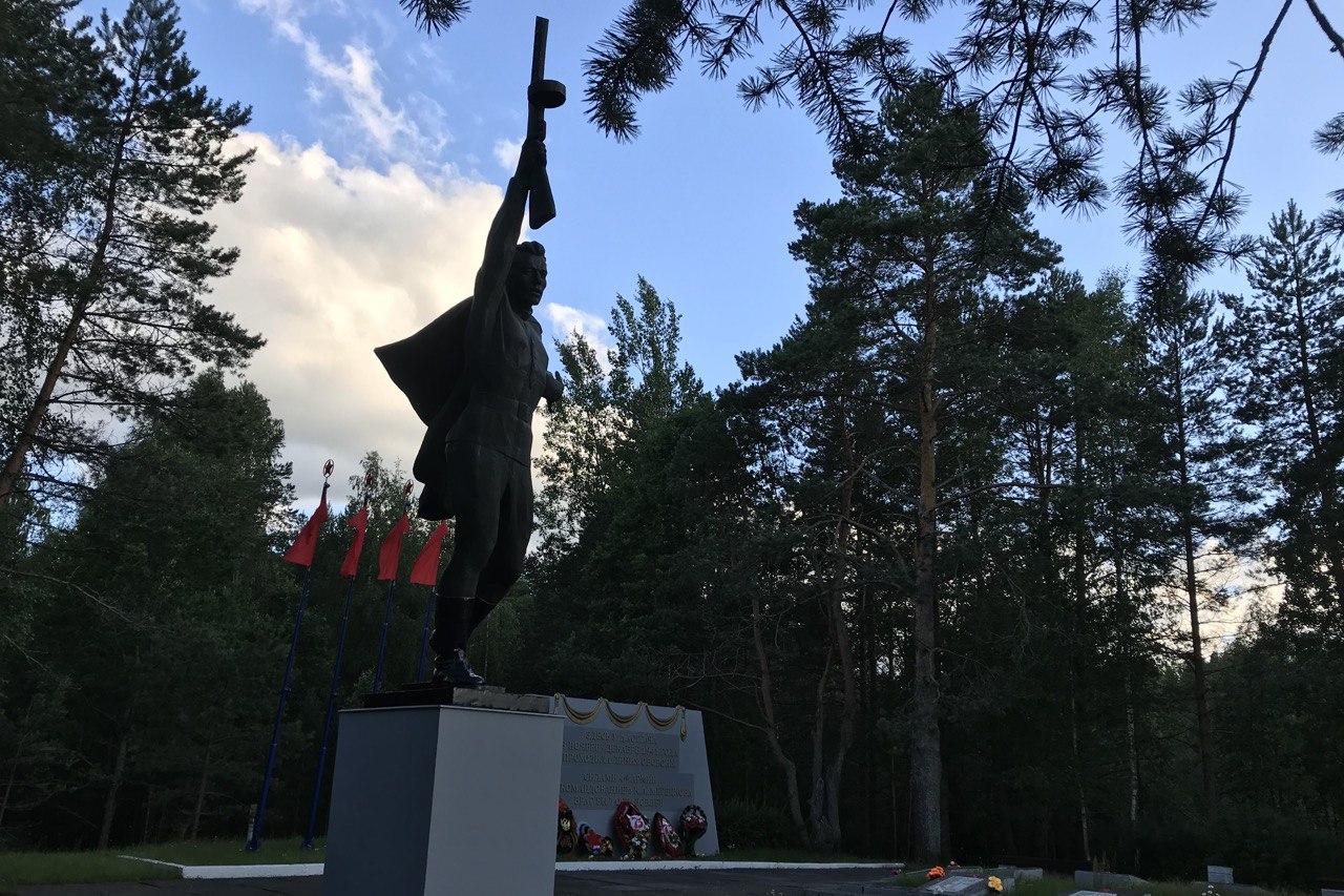 Мемориал находится неподалеку от деревни Астрача.