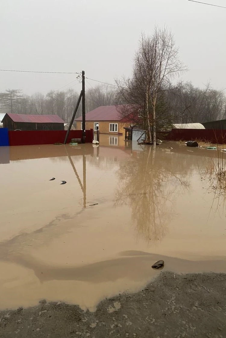 На Сахалине размыло дороги и подтопило дома из-за обильных осадков - KP.RU