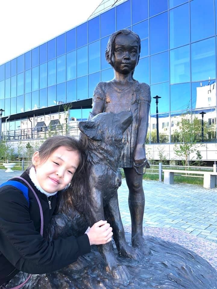 Каждый раз, оказываясь в аэропорту, Карина фотографируется у своего памятника. Фото предоставлено Альбиной Черепановой