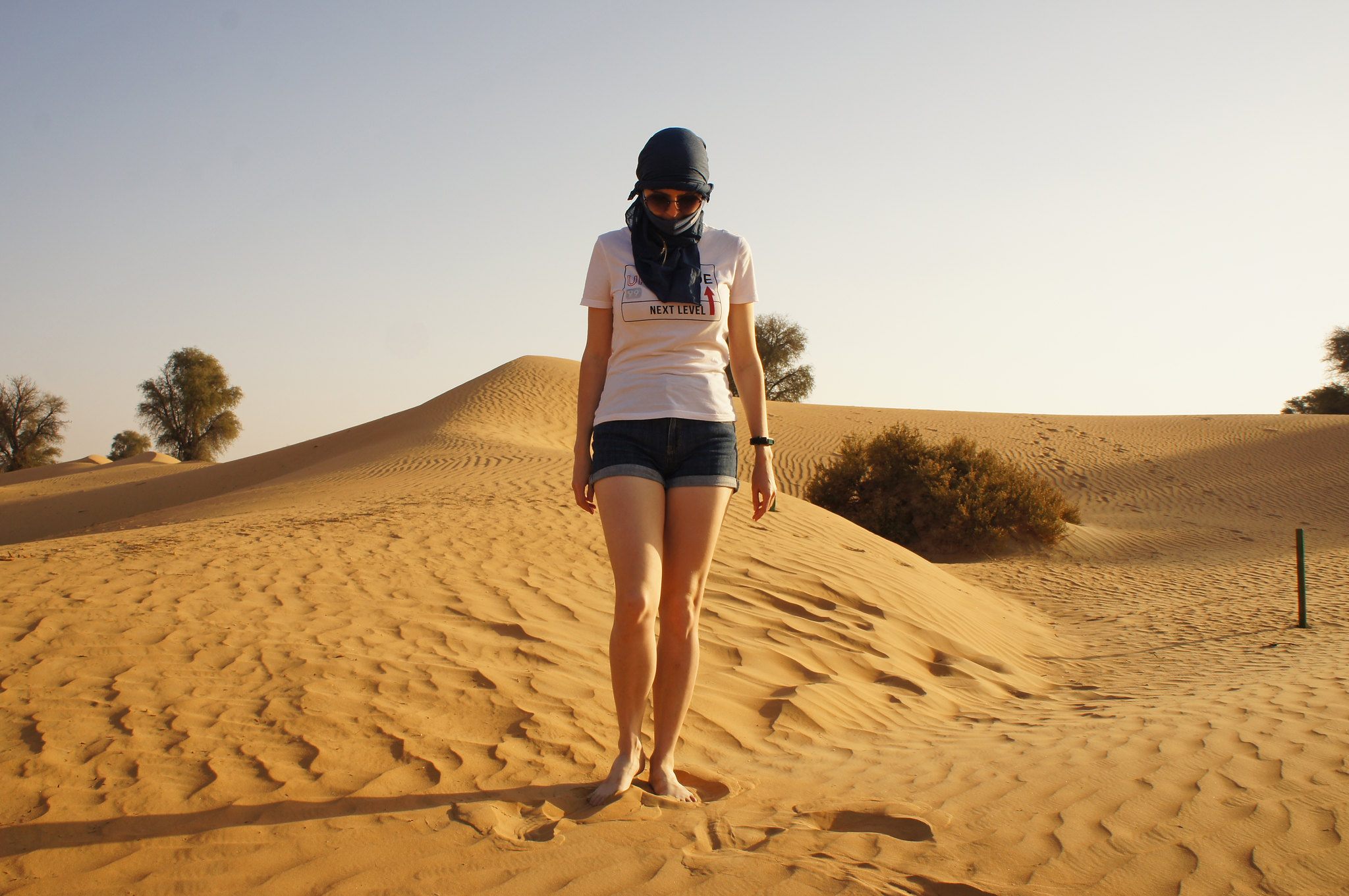 Днем в пустыне жарко, вечером холодно — всё, как рассказывали на уроках географии. Так что берите теплые вещи