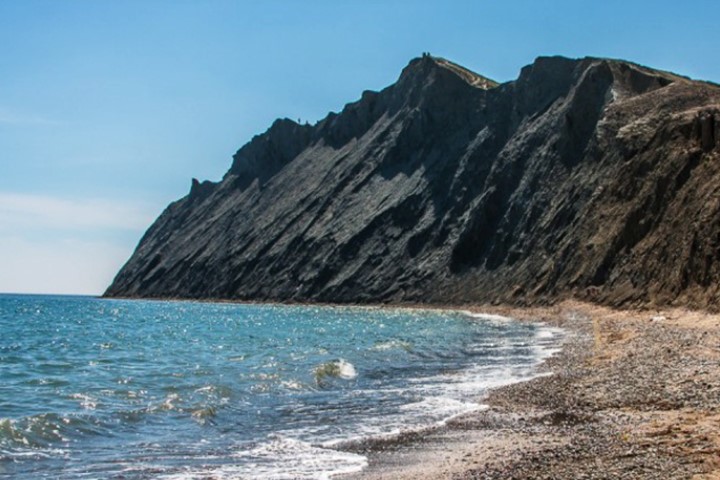На живописном пляже уже много лет проводят время натуристы. Фото: krym4you.com