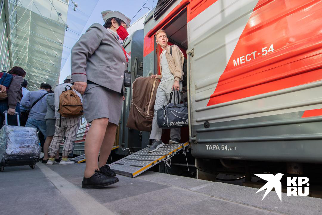 Остальные выходят по такому мостику