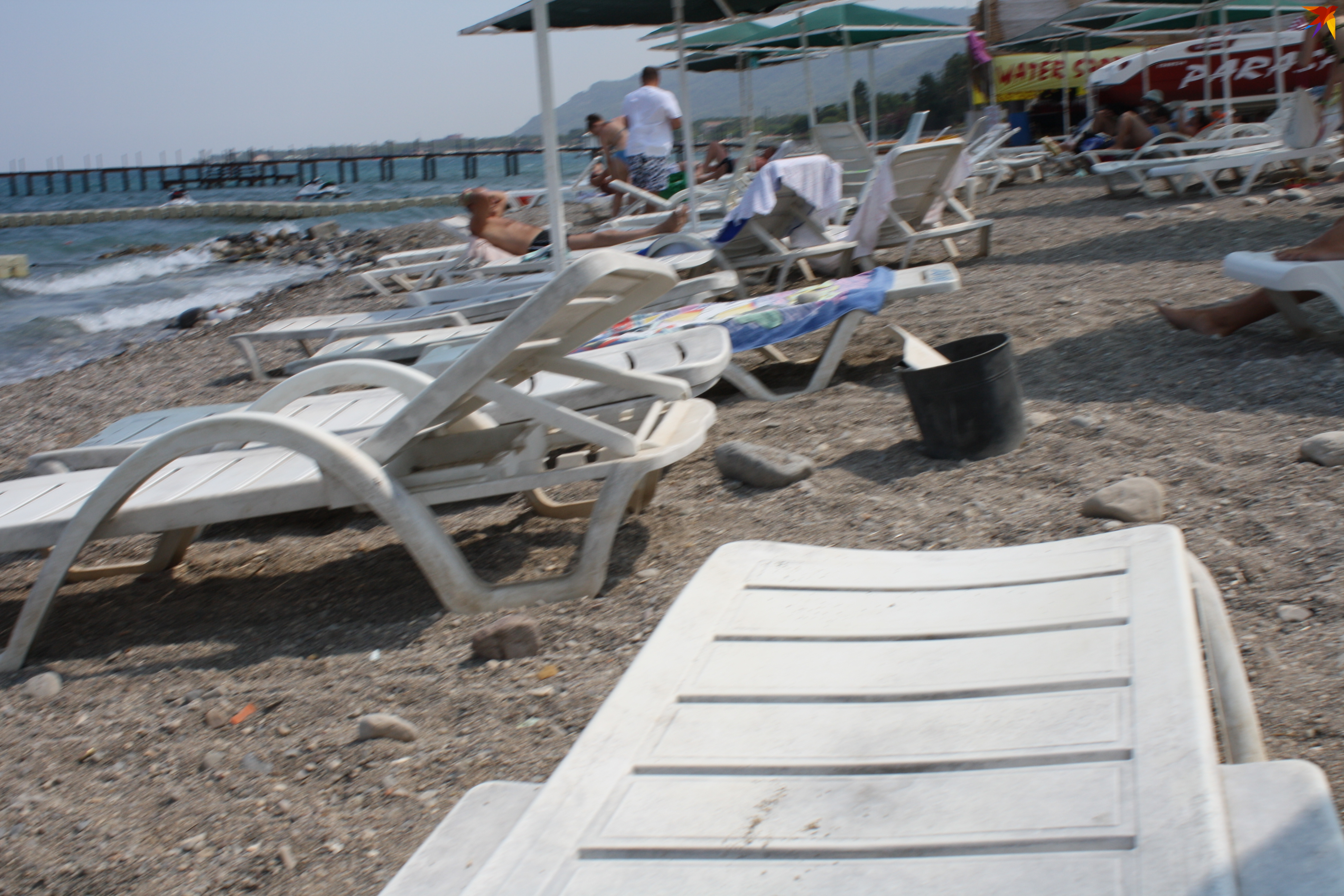 Туристы вынуждены доплачивать за крюк, которые самолеты делают, облетая территорию Украины. Но от купленных туров отказываются единицы