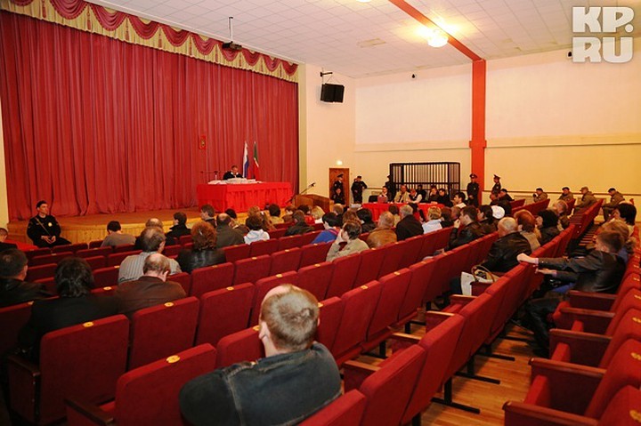 Первое заседание суда решили перенести в дворец культуры, такого числа потерпевших не мог вместить ни один зал суда. Фото: Владимир Выручаев.