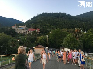 В горах виднелся дворец принца Ольденбургского, основателя курорта Гагра. Кама показала на него пальцем и сказала, что дворец сейчас реставрируется.