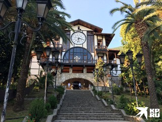 На следующий день я отправилась по следам экскурсии в ресторан Гагрипш, самое пафосное место в Гагре, которое мы смотрели накануне.