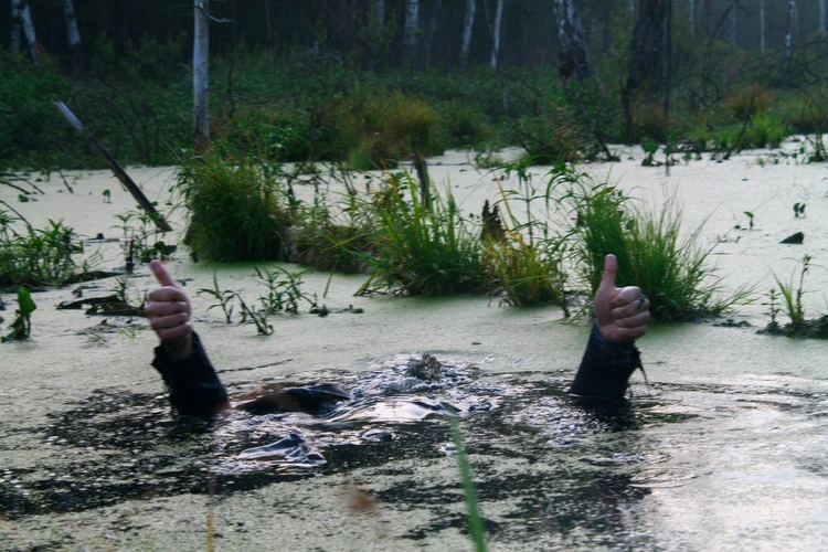 Фотосессия в болоте прославила российского школьника