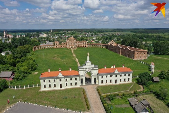 Большая часть дворца Сапегов - в руинах.