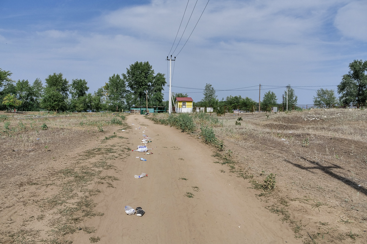 Потеряться, ходя по жилому массиву, сложно. Но на всякий случай кто-то «заботливый» проложил мусорный след почти к самому причалу