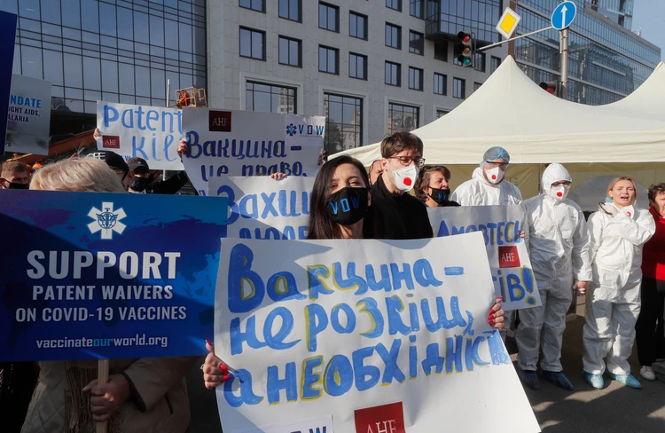 Несмотря на прекрасную, яркою и не дождливую осень – иногда кажется, что чуть ли не весь Киев заходится кашлем. Фото: EPA/TASS