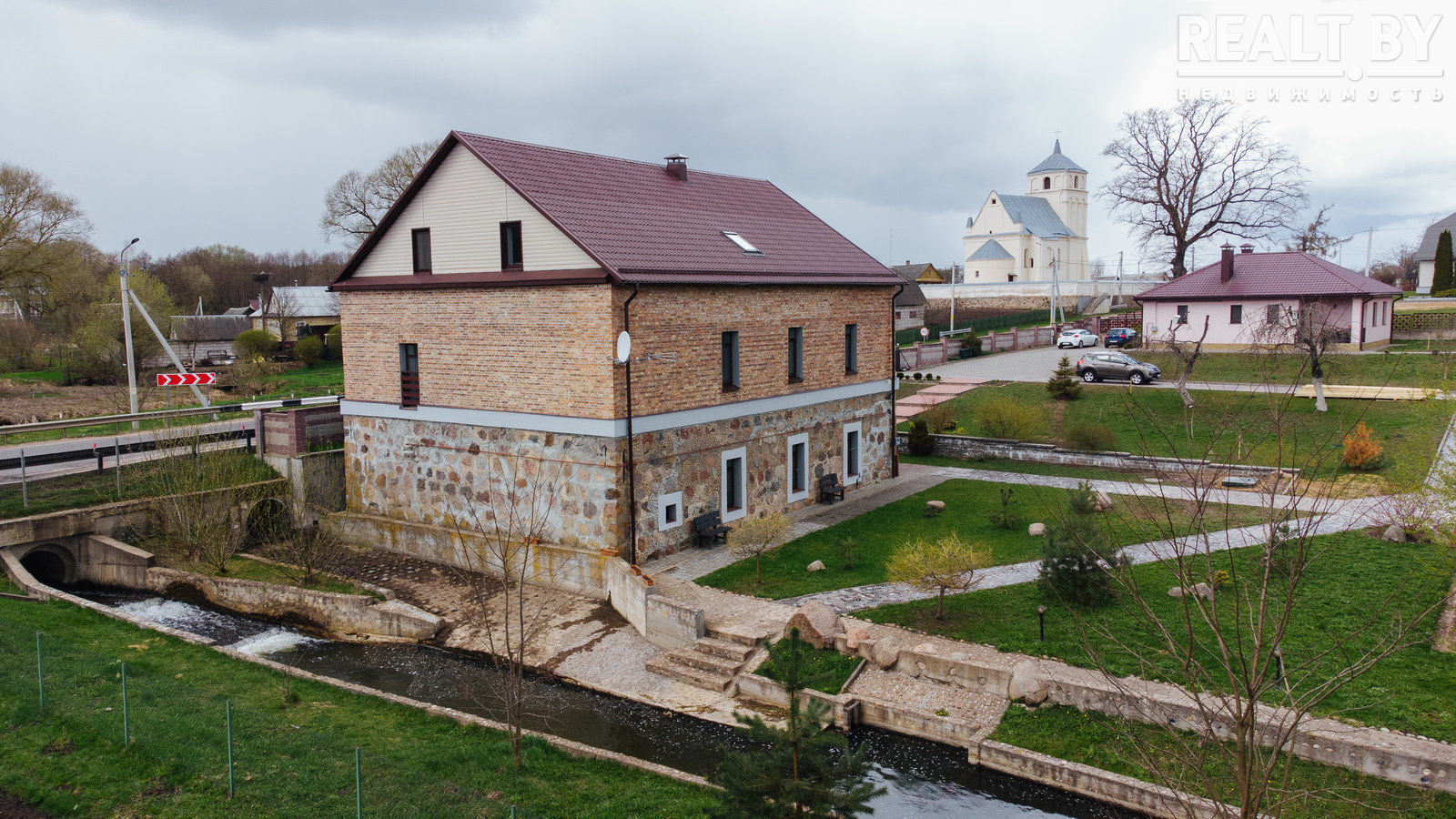 Дом из старой водяной мельницы смотрится очень привлекательно. Фото: realt.by