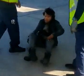 Когда Boeing 737-800 приземлился в Майами, парень все еще был жив, хотя не мог стоять на ногах из-за головокружения.